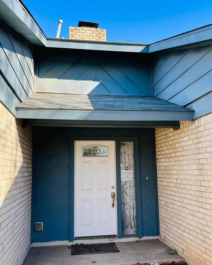 Front entry before New Life Painting refreshed the exterior trim and door
